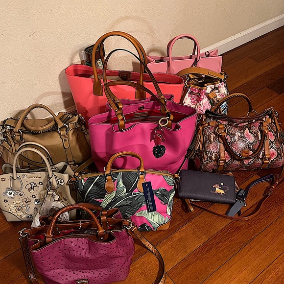 Dooney & Bourke beautiful hydrangea print wristlet pouch brand new with tags - Picture 8 of 12